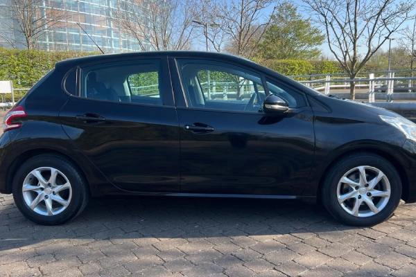 Peugeot 208 1 (1)